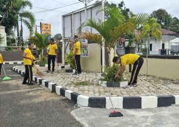 Jajaran Polsek Dusun Timur gotong royong membersihkan lingkungkan Mapolsek, Jumat (27/2/2026).