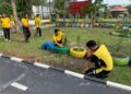 Personel polisi melaksanakan Gerakan Indoneasia Asri di Mako Polres Bartim, Jumat (27/2/2026).