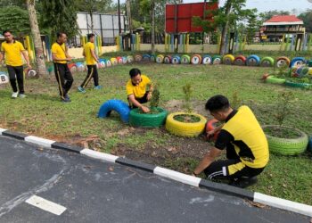 Personel polisi melaksanakan Gerakan Indoneasia Asri di Mako Polres Bartim, Jumat (27/2/2026).