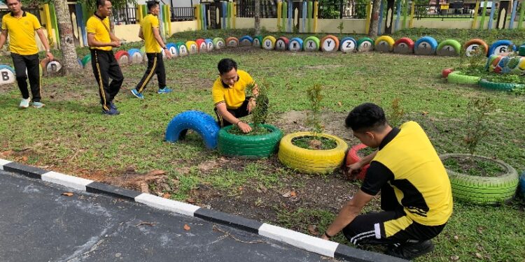 Personel polisi melaksanakan Gerakan Indoneasia Asri di Mako Polres Bartim, Jumat (27/2/2026).