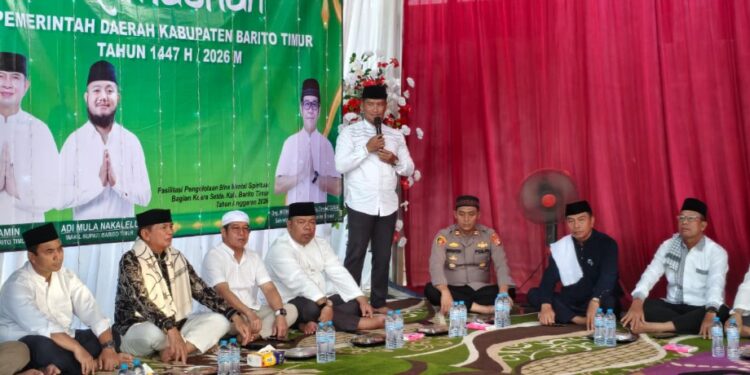 Camat Dusun Tengah, Prismayandi, menyampaikan sambutan pada Safari Ramadan 1447 H di Masjid Jami Baiturrahman, Kelurahah Ampah Kota, Jumat (27/2/2026).
