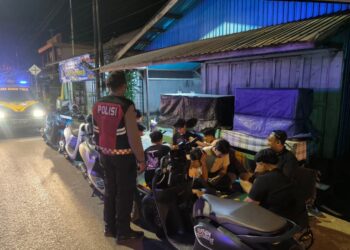 Personel Polsek Dusun Timur, menyambangi tongkrongan di Jalan A. Yani Mungkur Kandangan, Kelurahan Tamiang Layang, Sabtu (28/2/2026).