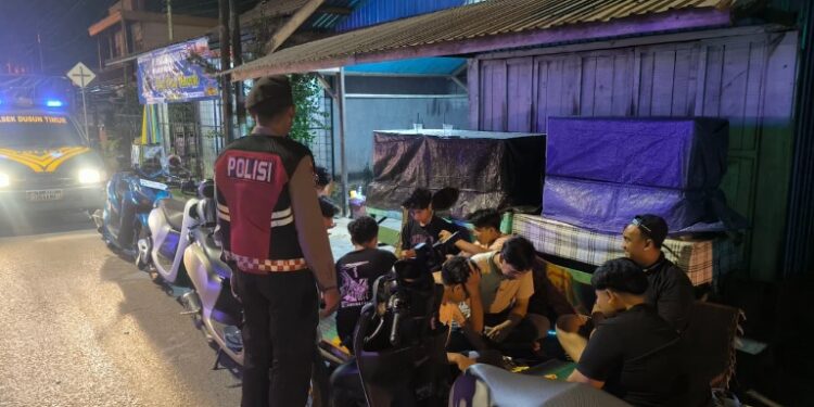 Personel Polsek Dusun Timur, menyambangi tongkrongan di Jalan A. Yani Mungkur Kandangan, Kelurahan Tamiang Layang, Sabtu (28/2/2026).