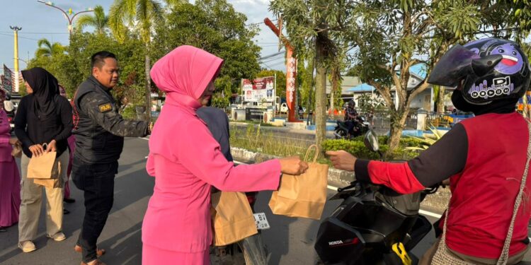 Satresnarkoba dan Sie TIK Polres Kapuas Turun ke Jalan Bagikan Takjil Jelang Berbuka