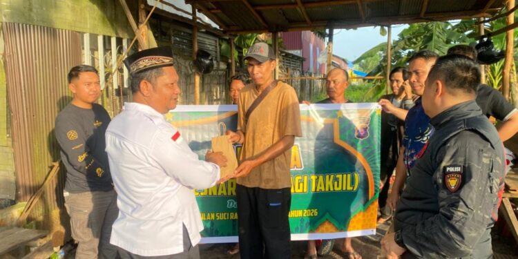 Personel Satresnarkoba Polres membagikan takjil yang disambut antusias pekerja ojek pangkalan, Sabtu (28/2/2026).