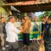 Personel Satresnarkoba Polres membagikan takjil yang disambut antusias pekerja ojek pangkalan, Sabtu (28/2/2026).