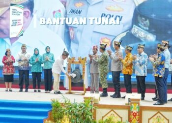 Gubernur Agustiar Sabran saat meluncurkan Kartu Huma Betang Sejahtera (KHBS), Jumat (20/2/2026). (Ist)