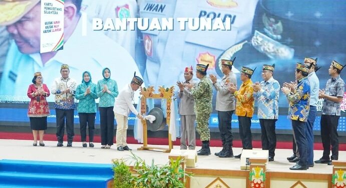 Gubernur Agustiar Sabran saat meluncurkan Kartu Huma Betang Sejahtera (KHBS), Jumat (20/2/2026). (Ist)
