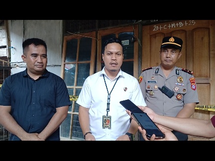 Kasatreskrim Polres Bartim, AKP Hengky Prasetyo (tengah), didampingi Kasi Humas AKP Eko Sutrisno, dan Kapolsek Dusun Timur IPDA Sulkhan Sururi, ketika memberikan keterangan kepada awak media usai gelar rekonstruksi, Kamis (5/2/2026).