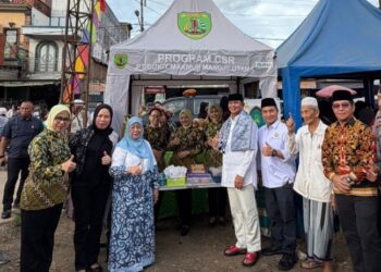 Bupati Bartim M. Yamin meninjau Pasar Ramadan di Kelurahan Ampah Kota setelah diresmikan, Kamis (19/2/2026). (Ist)