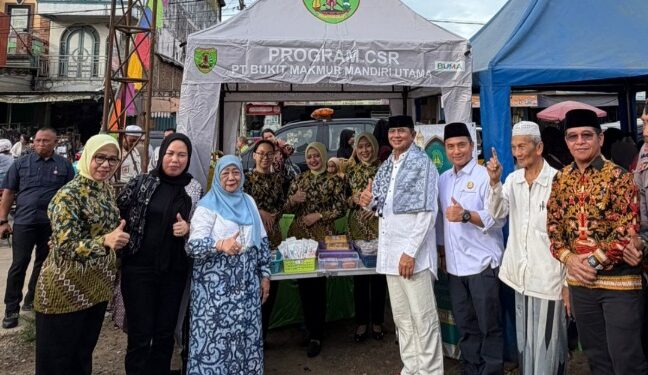 Bupati Bartim M. Yamin meninjau Pasar Ramadan di Kelurahan Ampah Kota setelah diresmikan, Kamis (19/2/2026). (Ist)