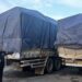 Kasatreskrim AKP Hengky Prasetyo, saat menunjukkan tiga truk yang mengangkut kayu diamankan warga.