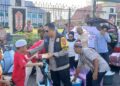 Kapolres Bartim, AKBP Eddy Santoso, yang terlibat langsung dalam aksi sosial komunitas Nansarunai Scooter, Jumat (13/3/2026).