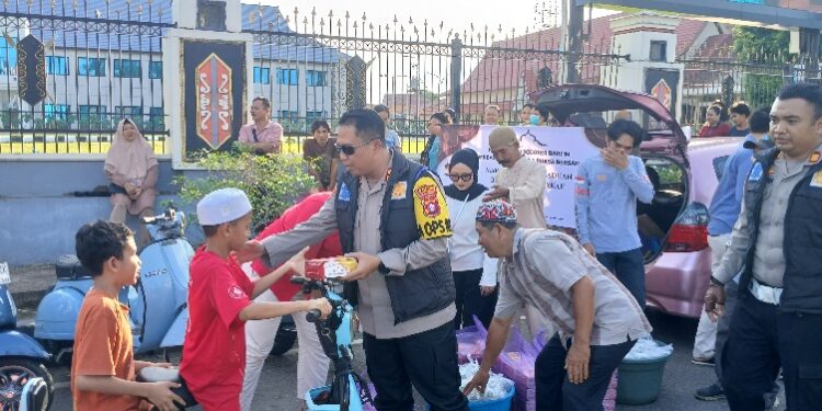 Kapolres Bartim, AKBP Eddy Santoso, yang terlibat langsung dalam aksi sosial komunitas Nansarunai Scooter, Jumat (13/3/2026).