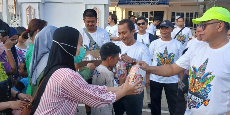Semarak Ramadan di Tamiang Layang: Komunitas MTB Jago Bartim Turut Bagikan Paket Takjil untuk Pengguna Jalan
