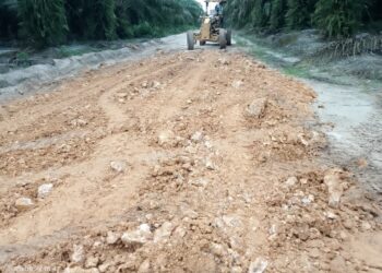 Proses penimbunan jalan poros PT ISA I di Kecamatan Paju Epat yang diduga menggunakan material bermasalah pada bulan Agustus 2025 silam. (Ist)