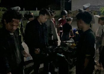 Jajaran personel gabungan Polres Bartim melaksanakan pengecekan kendaraan remaja yang nongkrong.