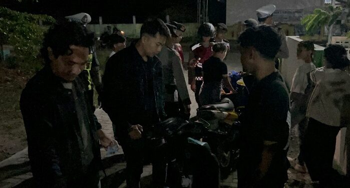 Jajaran personel gabungan Polres Bartim melaksanakan pengecekan kendaraan remaja yang nongkrong.