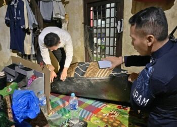 Petugas Rutan Tamiang Layang melakukan penggeledahan kamar hunian, Jumat (27/2/2026) malam.