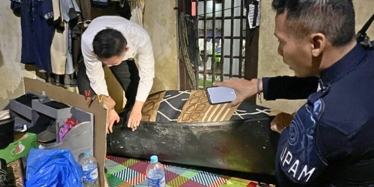 Petugas Rutan Tamiang Layang melakukan penggeledahan kamar hunian, Jumat (27/2/2026) malam.