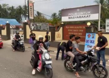Angkatan 22 TNTnT/ ASADE yang membagikan takjil kepada pengendara dan masyarakat.