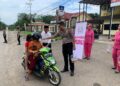 Wakapolres Bartim KOMPOL Alexander Ferdianta Sitepu, dan Kasaresnarkoba IPTU Ismail Lubis membagikan takjil Program BERLIAN kepada pengendara melintas, Senin (2/3/2026).