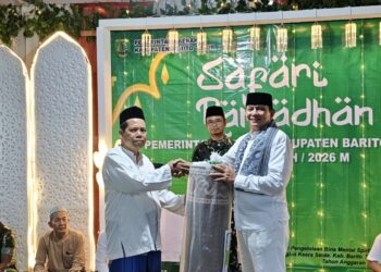 Bupati Bartim M. Yamin, menyerahkan bantuan untuk Masjid Darul Khairat, Desa Wungkur Nanakan, Kecamatan Awang, dalam Safari Ramadan 1447 Hijriah, Senin (2/3/2026). (Ist)