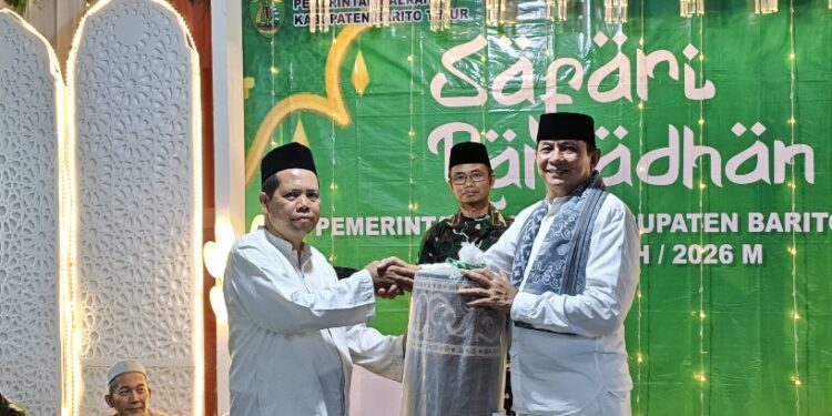 Bupati Bartim M. Yamin, menyerahkan bantuan untuk Masjid Darul Khairat, Desa Wungkur Nanakan, Kecamatan Awang, dalam Safari Ramadan 1447 Hijriah, Senin (2/3/2026). (Ist)
