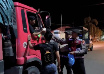 Jajaran Personil Polsek Dusun Timur, melaksanakan gebrak sahur sekaligus membagikan makanan kepada para sopir yang beristirahat, dini hari tadi.