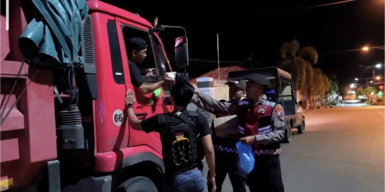 Jajaran Personil Polsek Dusun Timur, melaksanakan gebrak sahur sekaligus membagikan makanan kepada para sopir yang beristirahat, dini hari tadi.