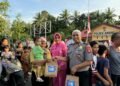 Kapolsek Awang IPTU Saipul Fazrianoor, membagikan takjil gratis Program BERLIAN yang disambut antusias warga, Selasa (3/3/2026).