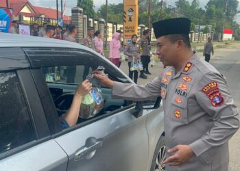 Kapolres Bartim AKBP Eddy Santoso, membagikan takjil Program BERLIAN di depan Mako Polres Bartim, Rabu (4/3/2026).