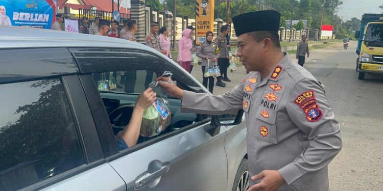 Kapolres Bartim AKBP Eddy Santoso, membagikan takjil Program BERLIAN di depan Mako Polres Bartim, Rabu (4/3/2026).