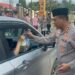 Kapolres Bartim AKBP Eddy Santoso, membagikan takjil Program BERLIAN di depan Mako Polres Bartim, Rabu (4/3/2026).