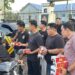 Personel Bintara Polres Bartim membagikan takjil, Kamis (5/3/2026).