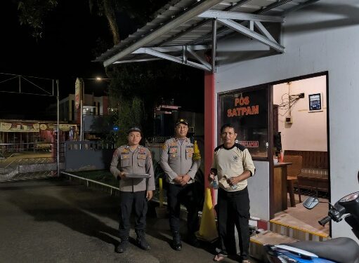 Kapolsek Dusun Timur IPDA Sulkhan Sururi, membagikan nasi bungkus untuk sahur kepada petugas keamanan di sejumlah objek vital.