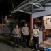 Kapolsek Dusun Timur IPDA Sulkhan Sururi, membagikan nasi bungkus untuk sahur kepada petugas keamanan di sejumlah objek vital.
