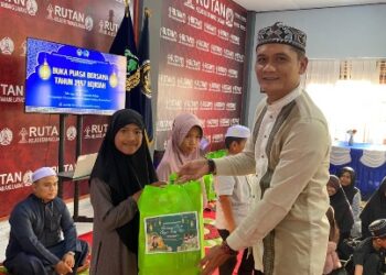 Karutan Agung Novarianto, menyerahkan bantuan dalam acara bakti sosial dan buka bersama dengan anak yatim, Sabtu (7/3/2026).