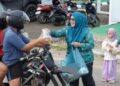 Wakil Ketua I DPRD Kabupaten Murung Raya, Dina Maulidah, saat membagikan takjil gratis, Rabu (4/3/2026).