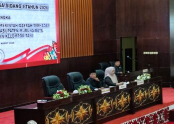 Ketua DPRD Murung Raya, Rumiadi, dan Waket I Dina Maulidah, memimpin Rapat Paripurna ke-3 Masa Sidang I Tahun 2026 dalam rangka mendengarkan pandangan pemerintah daerah terhadap Rancangan Peraturan Daerah (Ranperda) inisiatif DPRD tentang pengelolaan kelompok tani, Senin (9/3/2026).