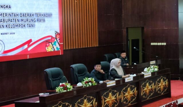 Ketua DPRD Murung Raya, Rumiadi, dan Waket I Dina Maulidah, memimpin Rapat Paripurna ke-3 Masa Sidang I Tahun 2026 dalam rangka mendengarkan pandangan pemerintah daerah terhadap Rancangan Peraturan Daerah (Ranperda) inisiatif DPRD tentang pengelolaan kelompok tani, Senin (9/3/2026).