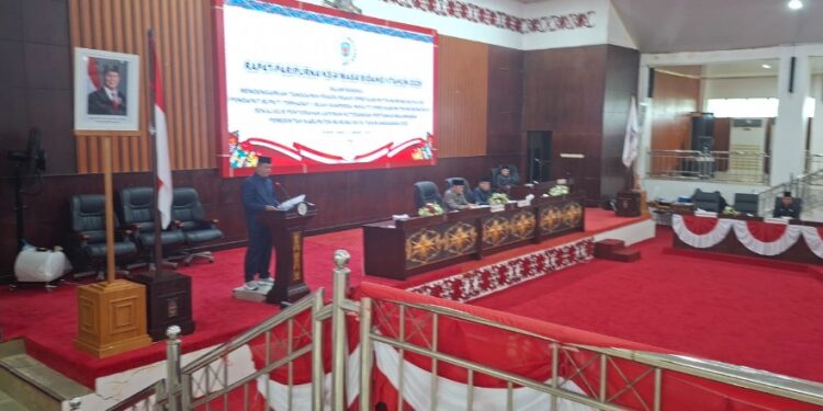 Juru bicara Fraksi PAN, Liangsoi, saat membacakan tanggapan terhadap pandangan Pemerintah Daerah atas Raperda Inisiatif, Selasa (10/3/2026).