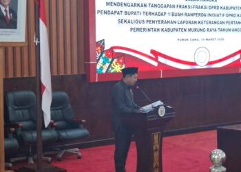 Juru bicara Fraksi PKS, Imanudin, saat membacakan tanggapan fraksi.