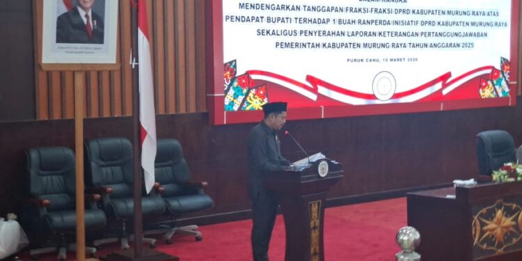 Juru bicara Fraksi PKS, Imanudin, saat membacakan tanggapan fraksi.