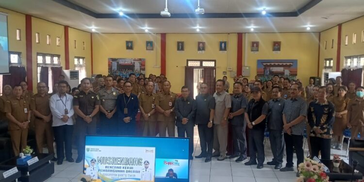 Tiga anggota DPRD Provinsi Kalteng ketika menghadiri Musrenbang RKPD 2027 yang dilaksanakan di Aula Bapplitbangda Bartim, Selasa (10/3/2026).