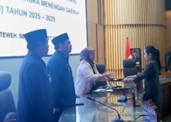 Juru bicara Fraksi PDIP, Naruk Saritani, ketika menyerahkan catatan fraksi ke unsur pimpinan dewan dalam Rapat Paripurna, Selasa (10/3/2026).