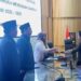 Juru bicara Fraksi PDIP, Naruk Saritani, ketika menyerahkan catatan fraksi ke unsur pimpinan dewan dalam Rapat Paripurna, Selasa (10/3/2026).