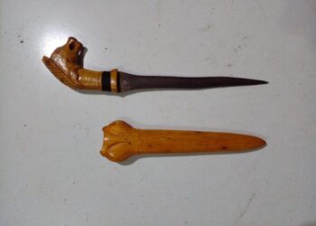 Sajam badik sebagai barang bukti kasus penganiayaan dengan pelaku di bawah umur.