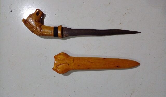 Sajam badik sebagai barang bukti kasus penganiayaan dengan pelaku di bawah umur.