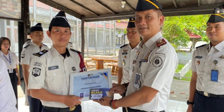 Karutan Agung Novarianto, menyerahkan penghargaan untuk pertugas yang berhasil mengagalkan penyelundupan kristal putih alias sabu.